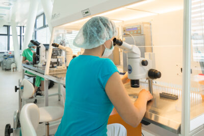 Repromeda Brno clinic - woman with microscope