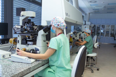 Repromeda Brno clinic - IVF workers with microscopes